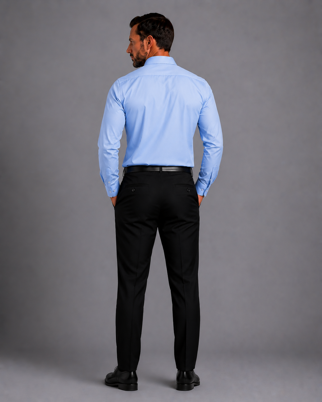 Camisa social azul claro corpo inteiro costas